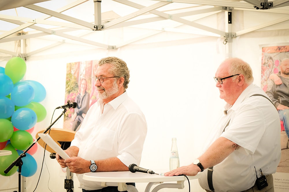 Gerd Lichtenberger (Gründer der LIFE Jugendhilfe) und Moderator Peter Kraft Gerd Lichtenberger (Gründer der LIFE Jugendhilfe) und Moderator Peter Kraft